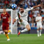 Dani Carvajal intenta controlar un balón. REUTERS/Juan Medina