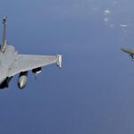 Un caza Mirage 2000D y un avión Rafale en una foto de archivo
