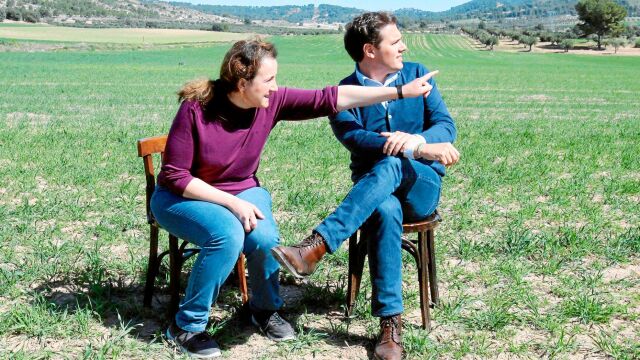Rivera se reunió ayer en Sayatón (Guadalajara) con la candidata de Ciudadanos al Congreso de los Diputados por esta provincia, María Ángeles Rosado / Efe