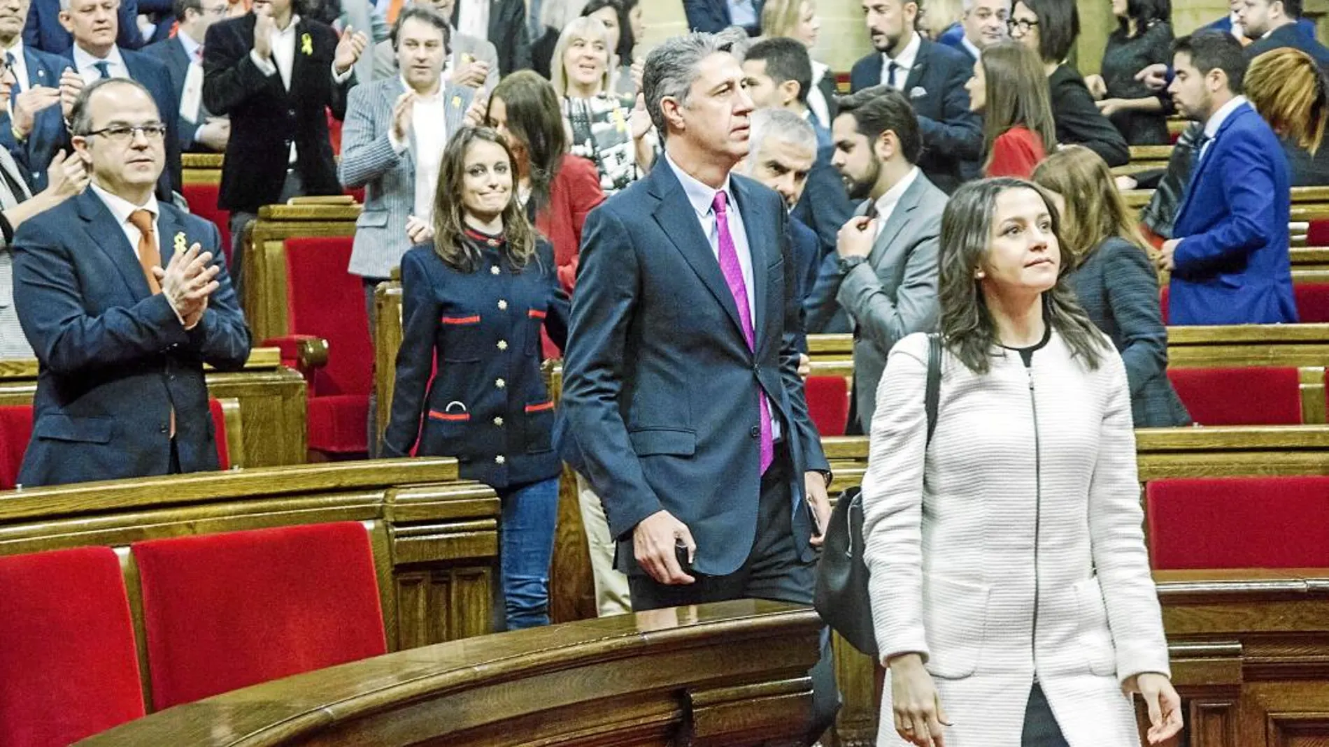 Imagen de Inés Arrimadas y Xavier García Albiol en el Parlament, a la conclusión de una sesión plenaria
