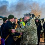 Petro Poroshenko saluda a las tropas desplegadas en la región de Chernihiv/Foto: Reuters