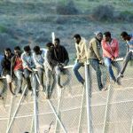Imagen de uno de los numerosos asaltos que ha sufrido la valla de Melilla durante los últimos años / Reuters