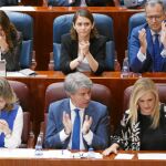 Cifuentes y el presidente del Canal y portavoz regional, Ángel Garrido, durante el pleno de ayer en la Asamblea