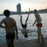 IMagen de una playa barcelonesa durante una ola de calor