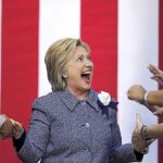 La candidata demócrata saluda a sus seguidores en Charlotte, Carolina del Norte