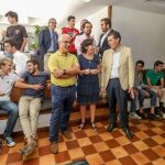 El ponente, Álvaro Rubiales, oncólogo, junto a María Luisa del Valle y Santiago Viu, conversan en presencia de algunos de los asistentes al encuentro, en el Colegio Mayor Peñafiel de Valladolid