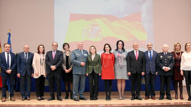La delegada María José Salgueiro, subdelegados y trabajadores de la Delegación despiden al general Díez Cubelos