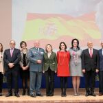 La delegada María José Salgueiro, subdelegados y trabajadores de la Delegación despiden al general Díez Cubelos