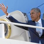 El presidente Barack Obama, ayer, al tomar el avión hacia Varsovia