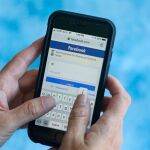 Los expertos desaconsejan a los padres subir a las redes sociales fotos de sus hijos / AP