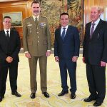 Don Felipe VI, junto al pintor Antonio Montiel, ambos están flanqueados por los ayudantes del malagueño