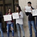 Varios jóvenes durante una de las diversas movilizaciones contra las reválidas, la Lomce y los recortes