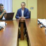 El secretario general de la Presidencia, José Manuel Herrero, se reúne con los jóvenes participantes en la primera edición del programa «Encuentro» de la Junta