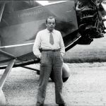 Saint-Exupéry, junto a su avión.