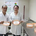 Científicos mexicanos mientras muestran cubiertos comestibles elaborados con salvado de arroz, ingrediente que otorga a la invención importantes propiedades nutricionales / Efe