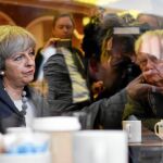 La primera ministra, Theresa May, visitó ayer una pastelería como parte de su campaña en Fleetwood