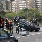 Vista de un vehículo que ha volcado en un accidente.