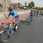 El corredor del equipo Movistar, Alejandro Valverde, hace un gesto hacia la cámara esta mañana en la primera jornada de descanso de La Vuelta 2018. Foto: EFE/ Manuel Bruque