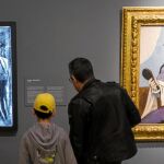 La imagen en blanco y negro de la izquierda permite observar los «arrepentimientos» picassianos