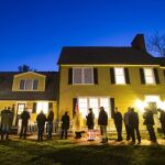 Los residentes de Virginia, los primeros en votar, hacen cola al amanecer para votar en el edificio histórico Hunter House en el parque Nottoway, en Vienna