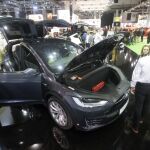 Unos visitantes del Automobile Barcelona observan el Modelo X de la norteamericana Tesla, una de las marcas que se han presentado este jueves 11de mayo en el salón