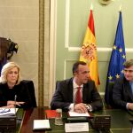Los secretarios de Estado de Seguridad, Francisco Martínez Vázquez, y de Deportes, Miguel Cardenal, junto a la delegada del Gobierno en la Comunidad de Madrid, María Concepción Dancausa, durante la reunión de la Comisión Antiviolencia
