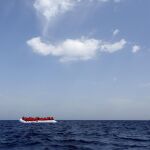 Imagen de arhivo de inmigrantes en aguas del Mediterráneo