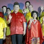 El presidente chino, Xi Jingping, junto al anfitrión de la cumbre el «premier» papú, Peter O'Neil, en la foto de familia en Papúa Nueva Guinea, ayer