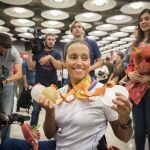 La nadadora zaragozana Teresa Perales posa hoy a su llegada al Aeropuerto Adofo Suárez Madrid-Barajas
