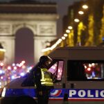 Un furgón policial en los Campos Elíseos de París.