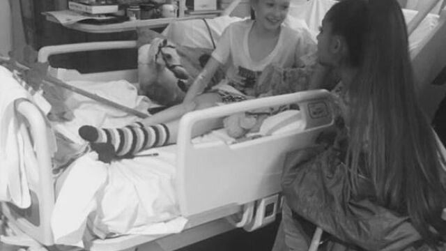 Ariana Grande visita por sorpresa a las fans heridas en Manchester Ariana Grande visita por sorpresa a las fans heridas en Manchester