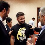 El diputado de ERC Gabriel Rufián conversa con el diputado de Cs Juan Carlos Girauta durante la reunión que la Diputación Permanente del Congreso /Foto: Efe