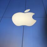 Logotipo de Apple en una tienda de Los Ángeles