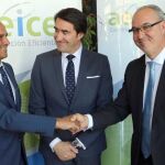 El consejero de Fomento y medio Ambiente, Juan Carlos Suárez-Quiñones, en el centro, junto al nuevo presidente del clúster, Ricardo Fortuoso, a la izquierda, y el saliente Alejandro Miranda