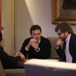 El presidente de Ciudadanos, Albert Rivera, charla con miembros de su equipo antes de comenzar el Consejo General de su formación