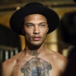 Jeremy Meeks, en el backstage antes de desfilar