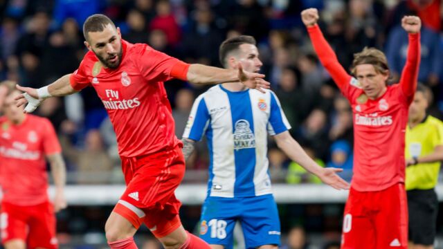 Benzemá celebra con sus compañeros el primer gol ante el RCD Espanyol / Foto: Efe