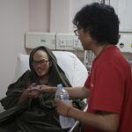 El excursionista Liang Sheng-yu es atendido en el hospital