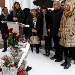 Sandra Carrasco (3d), hija de Isaias Carrasco, asesinado hace ocho años por ETA, junto a la líder de los socialistas vascos, Idoia Mendía (2i), entre otros, durante el homenaje que rinde el PSE-EE al militante y exconcejal socialista en el mismo lugar en el que fue tiroteado.