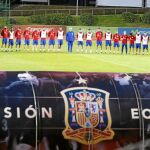 La Selección, que se concentró ayer tras el día de descanso, guardó un minuto de silencio en recuerdo de las víctimas de París