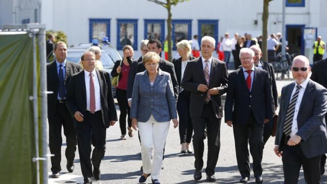 Angela Merkel, en el centro de refugiados de Heidenau.
