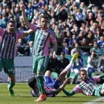Los jugadores del Real Betis, Bruno González (i) y Rubén Castro (c), protestan una falta.