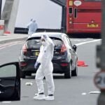 La policía científica analiza el lugar en el que se produjeron los ataques en los atentados de Londres del pasado fin de semana.