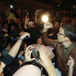 El portavoz de Podemos en el Congreso, Iñigo Errejón (d) se suma a la marcha "Rodea el Congreso", en la madrileña plaza de Neptuno