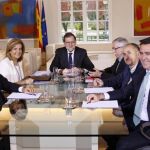 El presidente del Gobierno,Mariano Rajoy, acompañado por la ministra de Empleo, Fátima Báñez,c-iz, durante la reunión con los secretarios generales de CC.OO, Ignacio Fernández Toxo, de UGT, Pepe Álvarez, el presidente de Cepyme, Antonio Garamandi, y el presidente de la patronal CEOE, Juan Rosell