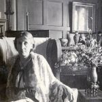 Virginia Woolf, en su casa, con un espejo a su espalda