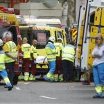 Los servicios de Emergencias trabajan en el rescate de los heridos. @ JESUS G. FERIA