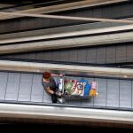 Una mujer con el carro de compra en un centro comercial de París
