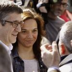 El aspirante a secretario general del PSOE Patxi López, junto a la alcaldesa de Getafe y líder del partido en Madrid, Sara Hernández, durante el acto celebrado hoy en la localidad madrileña