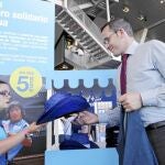 Desde acompañar a clientes VIP a sus asientos hasta repartir papeletas para una rifa solidaria, pasando por juegos infantiles, los cuatro discapacitados contratados por Mutua Madrileña llevan trabajando como uno más estos diez días en el torneo que hoy termina en la Caja Mágica